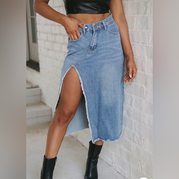 Veveret Dresses & Skirts - Veveret Frayed Slit Asymmetric Denim Midi Skirt  Sz M